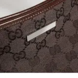 Pochette petit format avec dragonne et plaque Gucci