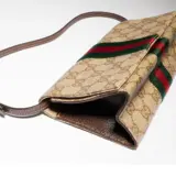 Pochette petit format avec dragonne et Web