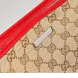 Pochette petit format avec dragonne et plaque Gucci