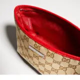 Pochette petit format avec dragonne et plaque Gucci